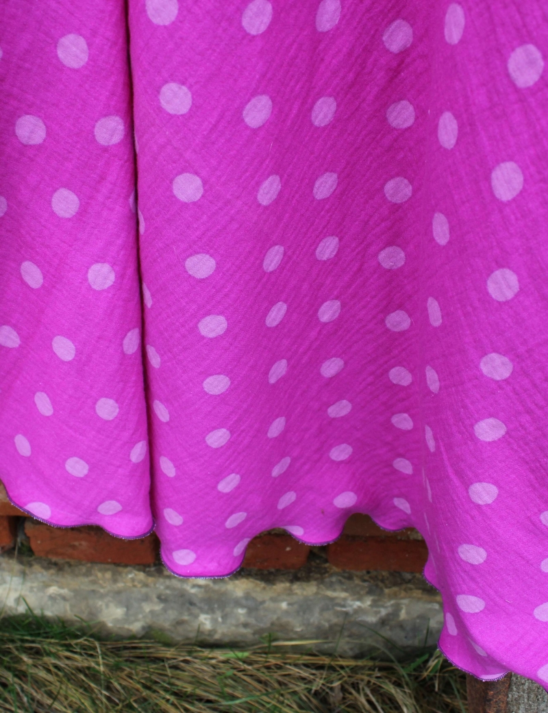 Půlkolová dlouhá mušelínová sukně Puntíky velké na růžové magentě
