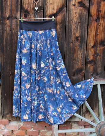 Půlkolová dlouhá sukně  Kontury květů na modré