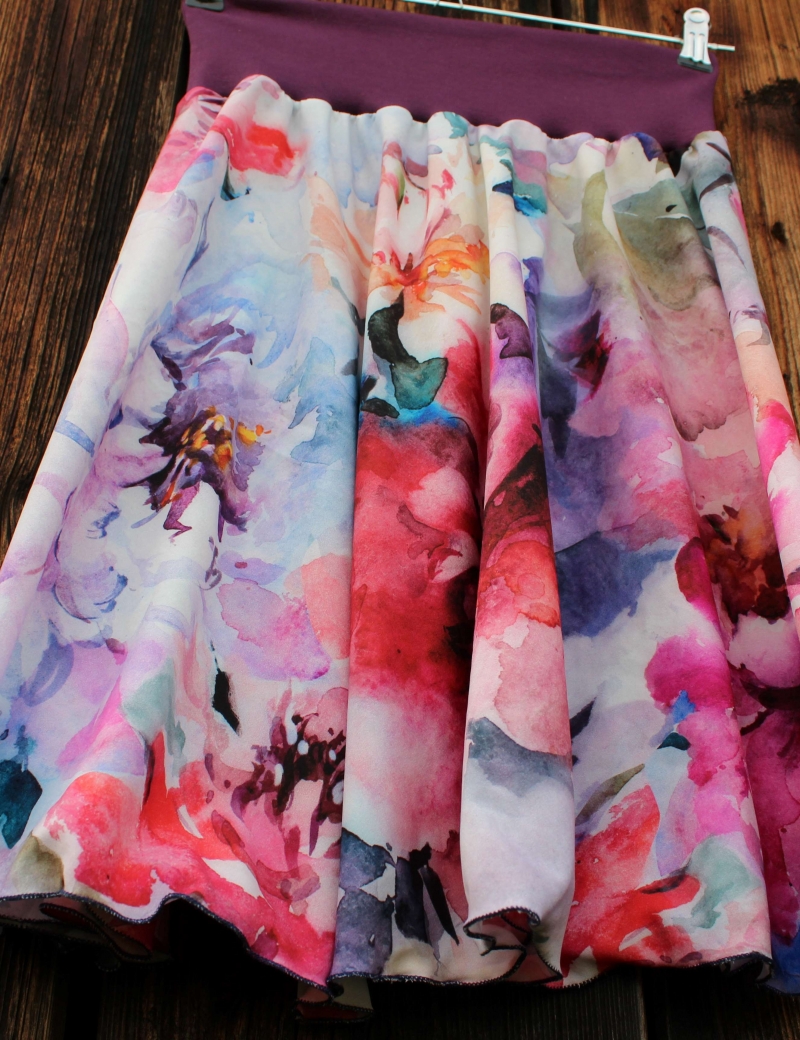 Půlkolová sukně Akvarelové květy