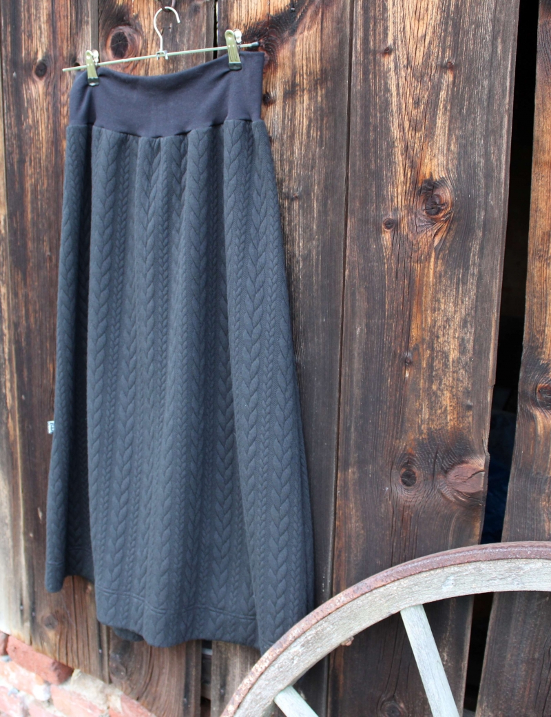 Zimní sukně dlouhá - černá copánková