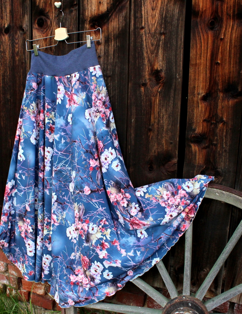 Půlkolová dlouhá sukně Kvetoucí strom na modré