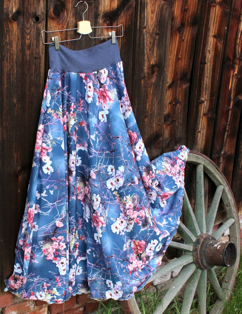 Půlkolová dlouhá sukně Kvetoucí strom na modré