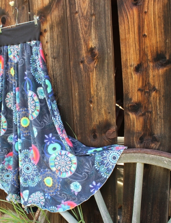 Půlkolová dlouhá sukně Mandaly barevné