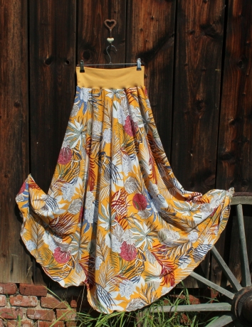 Půlkolová dlouhá sukně Tropické květy