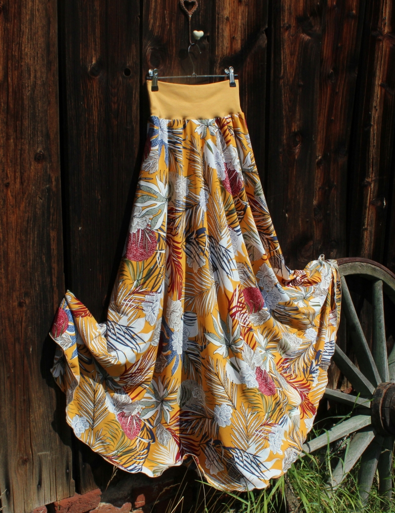 Půlkolová dlouhá sukně Tropické květy