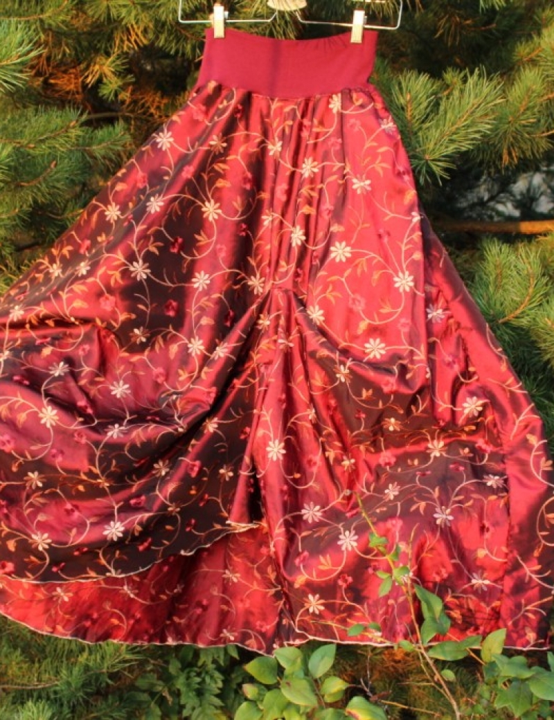 Půlkolová sukně Embroidery flowers