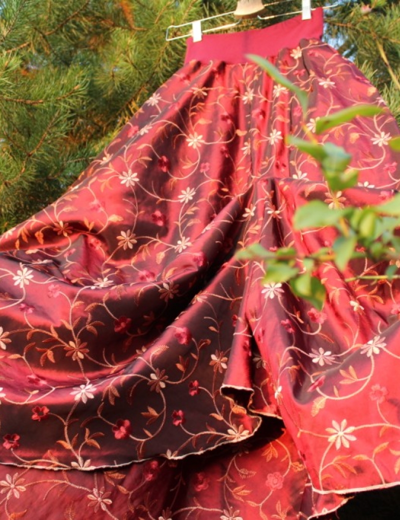 Půlkolová sukně Embroidery flowers
