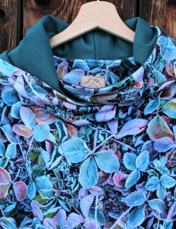 Mikinové šaty s kapucí   Zmrzlé jahodové listí - dodání do 14 dnů