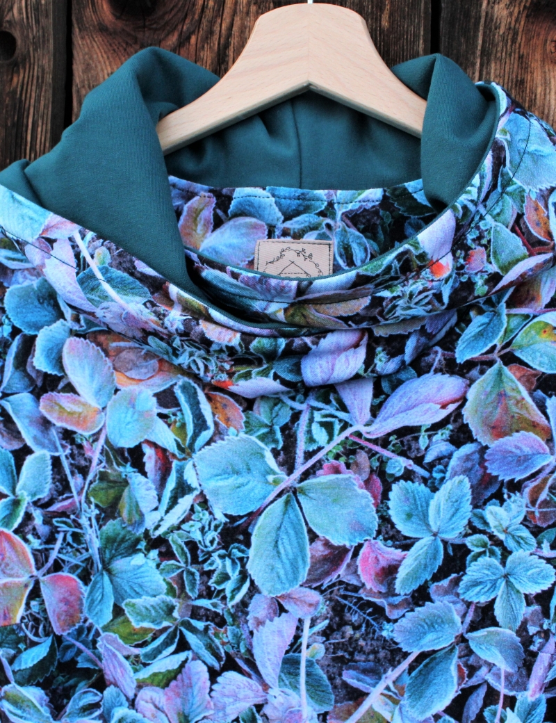 Mikinové šaty s kapucí   Zmrzlé jahodové listí 